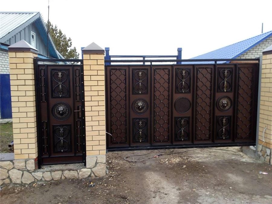 ГАРАЖНЫЕ ВОРОТА "АЛЮТЕХ" TREND(S-гофр) 8017 и 7016 RAL в наличии — фото 1